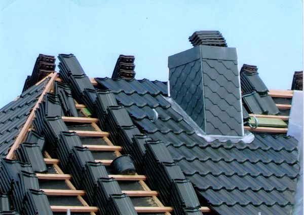 mit Schiefer verkleideter Schornstein